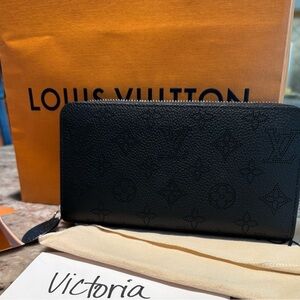 Louis Vuitton Zippy Wallet. Mahina Calf Leather. Black. Silver hardware